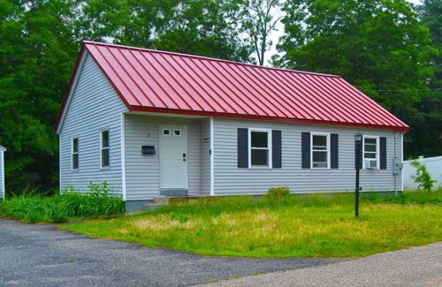 Nashua House | Comfortable 2-Bedroom Suite with Kitchen & Pet-Friendly