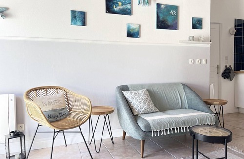 Saint-Martin-de-Re Apartment | Cozy Abys Holiday Home in Saint Martin de Ré with Kitchen
