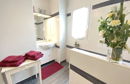 Larroque-sur-l'Osse Bed & Breakfast | Ideal 2-Bedroom Retreat with Private Bath and Spa Access