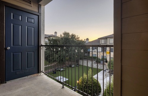 West Congress Condo | 2 Beds - 1 Bath - Pools - HotTub - GYM - Pet friendly - Serene Environment