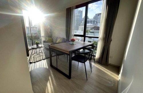 Ploenchit Apartment | Cozy 2 Beds, Pet-Friendly Stay at Ruamrudee 2
