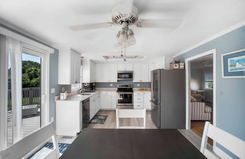 West Yarmouth Cottage | 2 Beds Walk to Baxter Beach