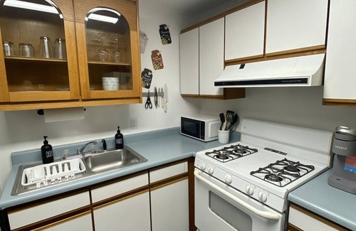 Manchester Center Apartment | Pet Friendly Getaway: Walk to Manchester Shops & Slopes