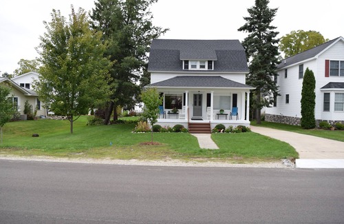 Elk Rapids House | Experience Lake Michigan Bliss with Kayaks and Bikes Included