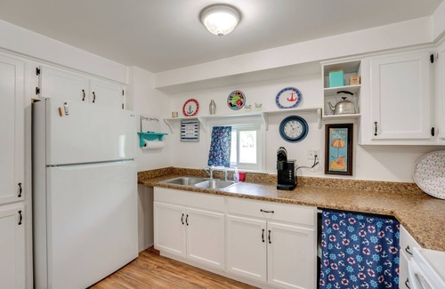 Lexington Cottage | 2 Blocks to Beaches: Peaceful Retreat in Lexington