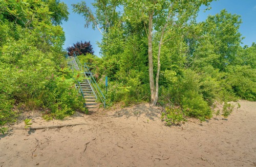 Lexington Cottage | 2 Blocks to Beaches: Peaceful Retreat in Lexington