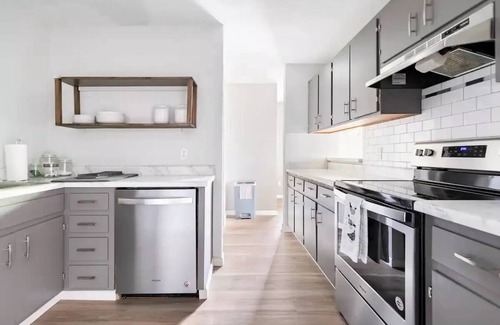Tallahassee House | Prime Location near FSU with Pools and Spa Amenities
