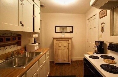 Comanche House | Ideal 2BR House on Acres, Minutes from Downtown San Antonio