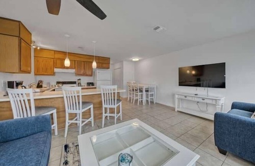 Fort Walton Beach Villa | Cozy Florida Cottage Steps from the Beach - Family Friendly