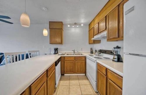 Fort Walton Beach Villa | Cozy Florida Cottage Steps from the Beach - Family Friendly