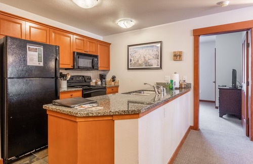 Mammoth Lakes Condo | Elegantly Designed Condo Steps from Gondola at Grand Sierra Lodge