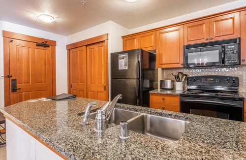 Mammoth Lakes Condo | Elegantly Designed Condo Steps from Gondola at Grand Sierra Lodge