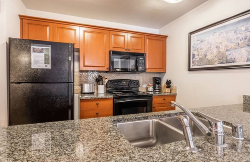 Mammoth Lakes Condo | Elegantly Designed Condo Steps from Gondola at Grand Sierra Lodge