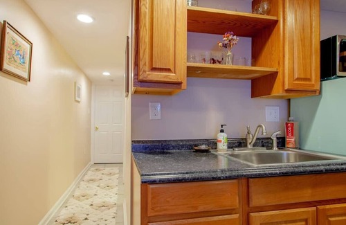 Langdon Apartment | City Retreat: Peaceful 2-BR with Kitchen & Breakfast