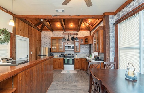 Montgomery House | Pet-Friendly Cloverdale Duplex with Ocean View & Spa