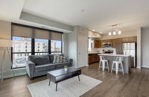 Downtown Des Moines Apartment | Prime Downtown Apartment with Gym and Hot Tub Awaits