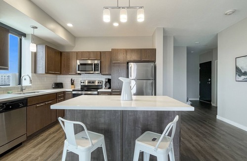 Downtown Des Moines Apartment | Prime Downtown Apartment with Gym and Hot Tub Awaits