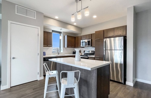Downtown Des Moines Apartment | Prime Downtown Apartment with Gym and Hot Tub Awaits