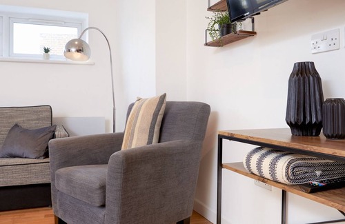 New Cross Apartment | 2 BR Flat in SE14 | Near New Cross Station | South London