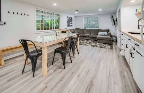 Bashford Manor House | 2-BR Home w 3 Smart TVs |Patio|Backyard |Fire Pit