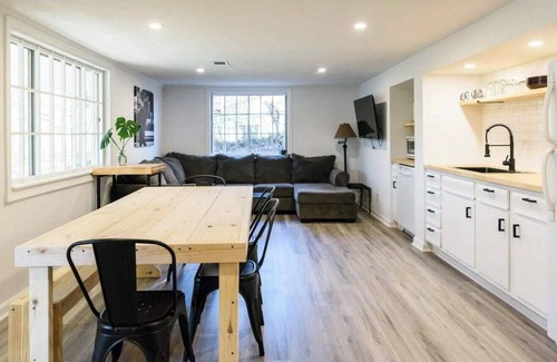Bashford Manor House | 2-BR Home w 3 Smart TVs |Patio|Backyard |Fire Pit