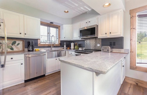 Blowing Rock Condo | Ideal 2 BR Chetola Resort with Spa & Lake View Amenities