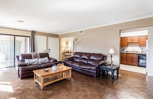 Germantown Condo | Prime 2 Bedroom Germantown Retreat with Pool & Breakfast
