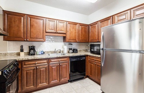 Germantown Condo | Prime 2 Bedroom Germantown Retreat with Pool & Breakfast