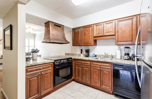Germantown Condo | Prime 2 Bedroom Germantown Retreat with Pool & Breakfast