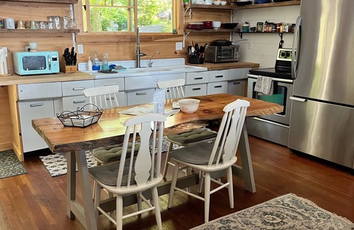 Sidney Cottage | Exceptional 2 BR Lakefront Cottage in Belgrade Lakes