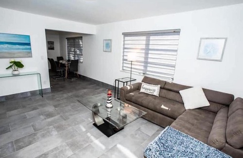 Davie House | Family-Friendly Lakefront Townhouse Near Davie Lake