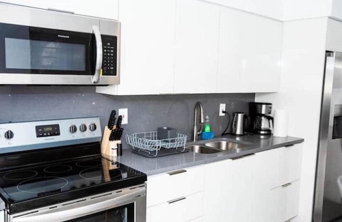 Davie House | Family-Friendly Lakefront Townhouse Near Davie Lake