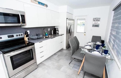Davie House | Family-Friendly Lakefront Townhouse Near Davie Lake