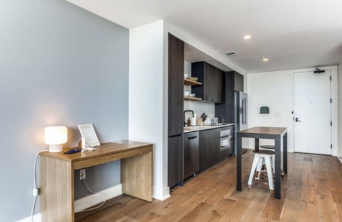 Rainey Street Historic District Apartment | Ultimate 2 BR Panoramic View Retreat | Rainey - Guest Rated 10/10