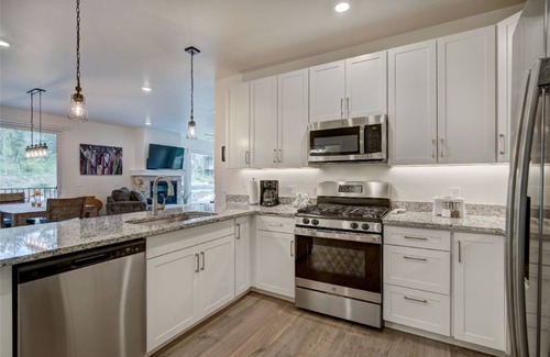 Lakeside Village Condo | Inviting 2 BR Mountain Getaway with Hot Tub Access