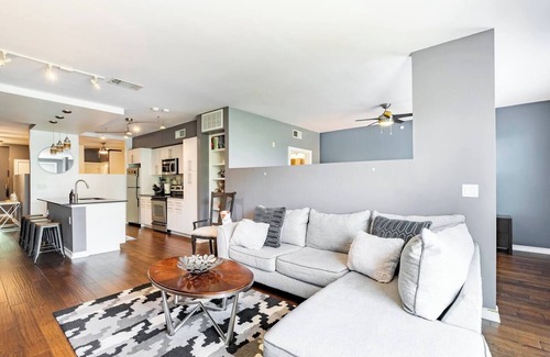 Oak Lawn Condo | Ideal 2 BR Oak Lawn Condo: Pet Friendly & WFH Ready