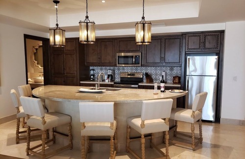 Los Cangrejos II y III Resort | 2 BR penthouse in luxury Cabo San Lucas