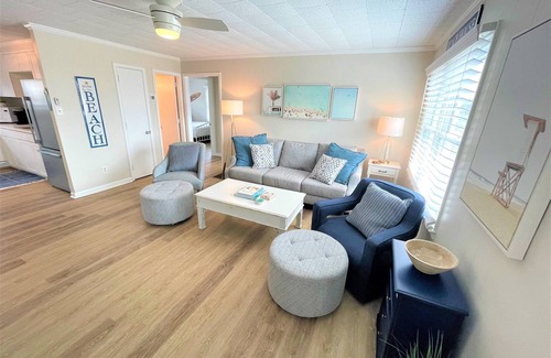 Emerald Isle House | Inviting 2 BR Retreat Steps from Beach - Pet Friendly!