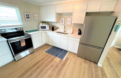 Emerald Isle House | Inviting 2 BR Retreat Steps from Beach - Pet Friendly!