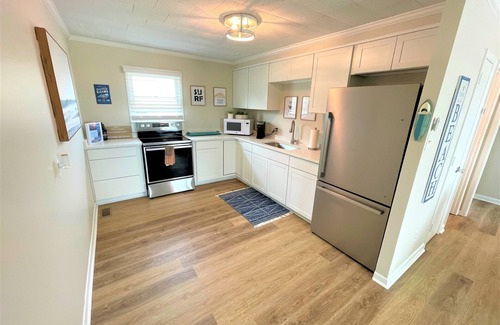 Emerald Isle House | Inviting 2 BR Retreat Steps from Beach - Pet Friendly!