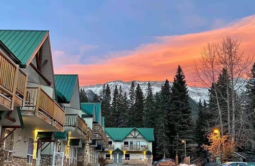 Harvie Heights House | Cozy 2 BR Townhouse Near Banff with Private Entrance
