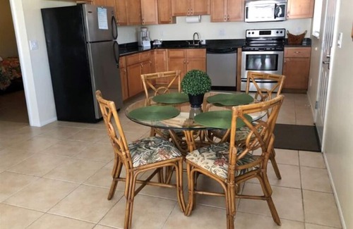 Laurel Villa | Inviting 2 BR Villa Suite with Kitchen & Breakfast Included
