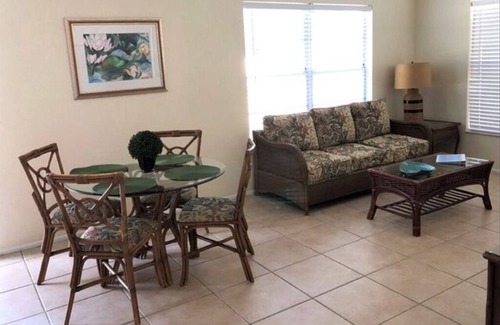 Laurel Villa | Inviting 2 BR Villa Suite with Kitchen & Breakfast Included