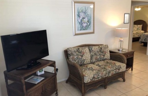 Laurel Villa | Inviting 2 BR Villa Suite with Kitchen & Breakfast Included