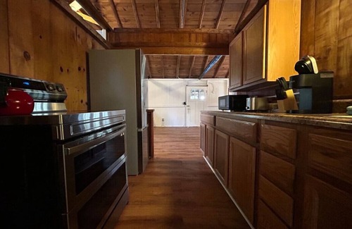 Applegate Cabin | Cozy 2 BR Retreat Steps from the Beach & Volleyball Fun