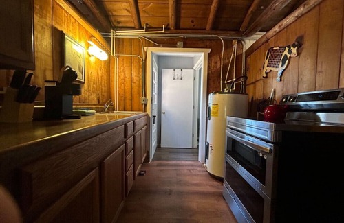 Applegate Cabin | Cozy 2 BR Retreat Steps from the Beach & Volleyball Fun