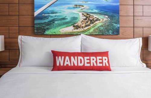 Park Shore Hotel | 2 Bright and Modern Studio Suite with Pool View