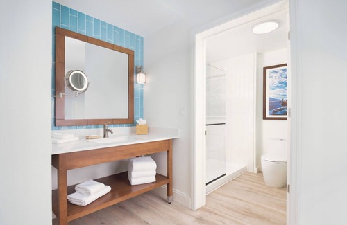 Park Shore Hotel | 2 Bright and Modern Studio Suite with Pool View