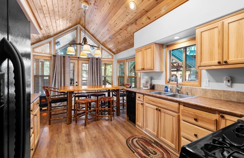 Ashland Cabin | Cozy Cabins with Bedrooms, Hot Tubs & Full Kitchen