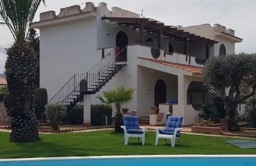 Piana Calzata Apartment | Beachfront Escape: Casa sul Mare with Pool near Cefalù